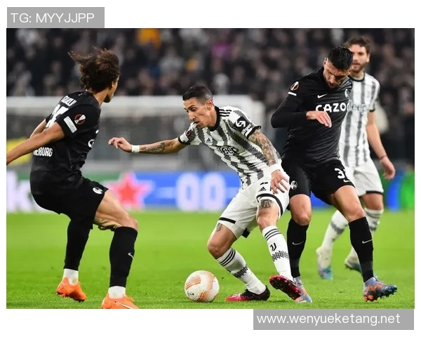 足球球星突发奇招引爆全场意外上演打观众屁股趣味一幕